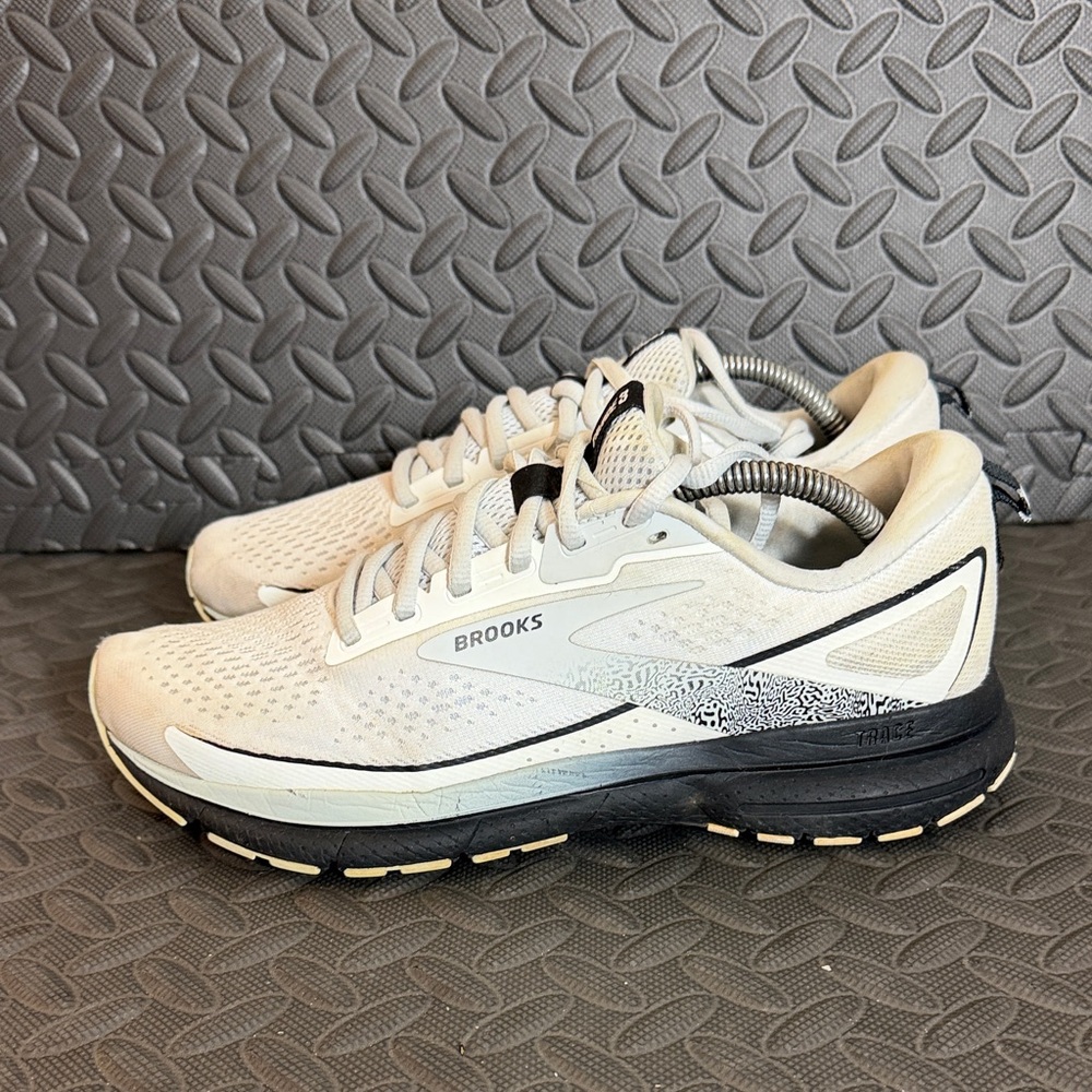 Brooks Trace 3 Running Shoes Color White & Black Size 9 Wide D